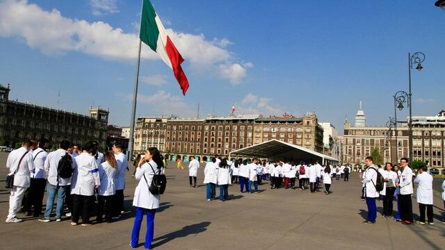 Médicos residentes se manifestaron en el Zócalo de la capital.
