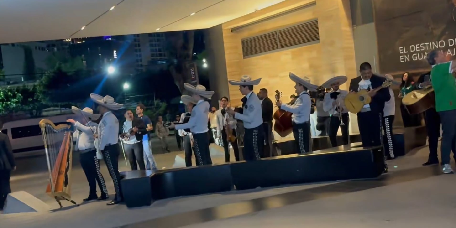 Mariachis recibieron a la Selección Mexicana con "Cielito Lindo".