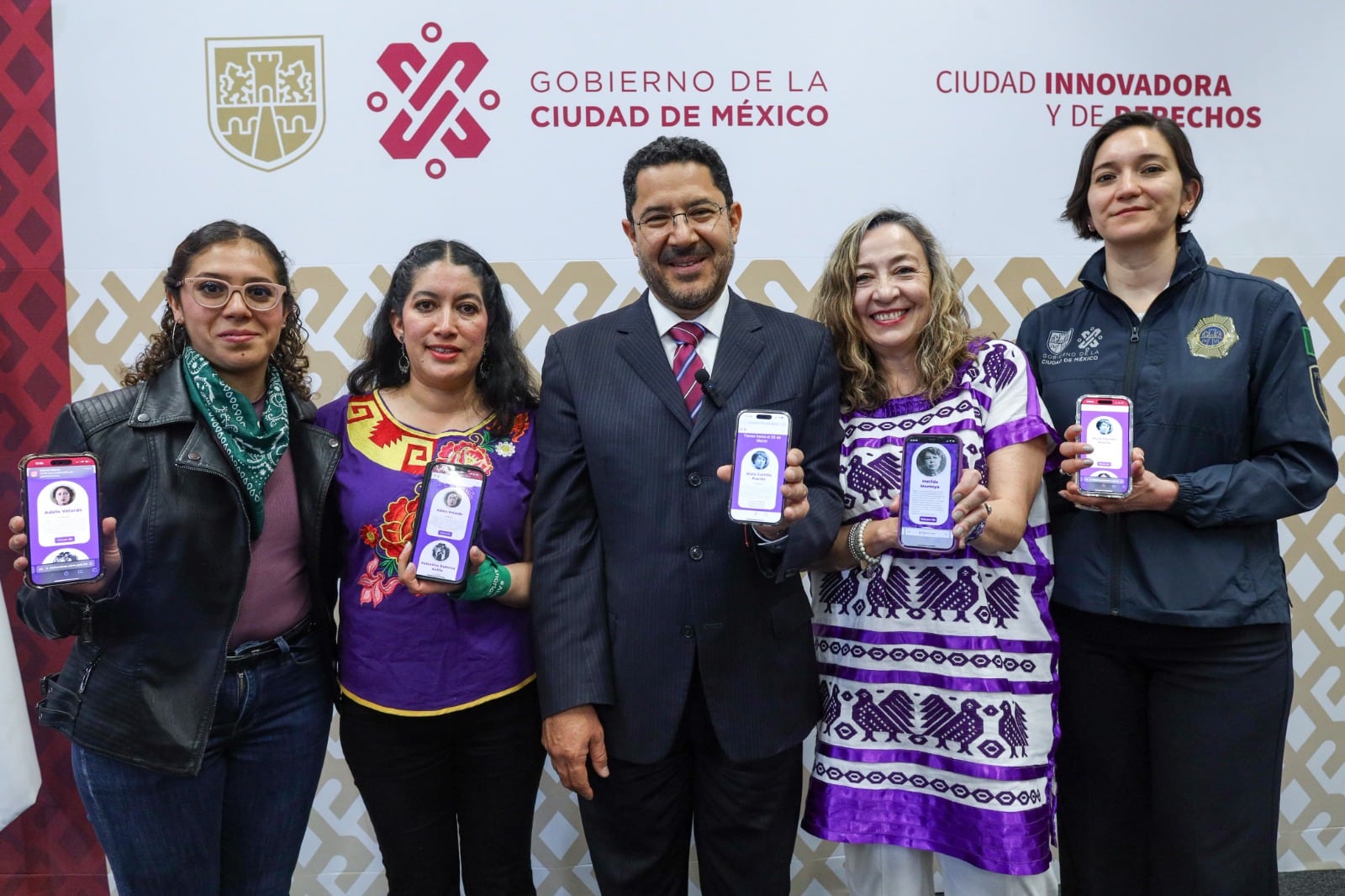 Martí Batres presenta “La ciudad de la heroínas”