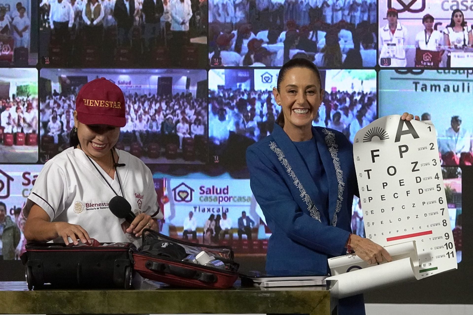 Claudia Sheinbaum presume Maletín del Bienestar