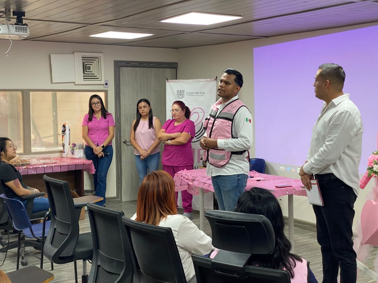 DIF Gómez Palacio lleva jornada de prevención del cáncer de mama a GEBESA.