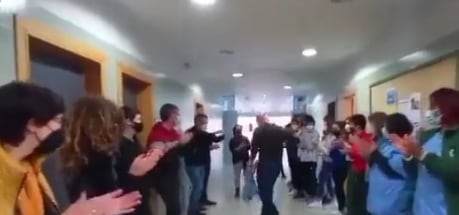 Profesor jubilado siendo ovacionado por sus alumnos