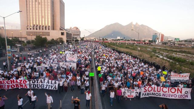 Marcha de maestros en Nuevo León