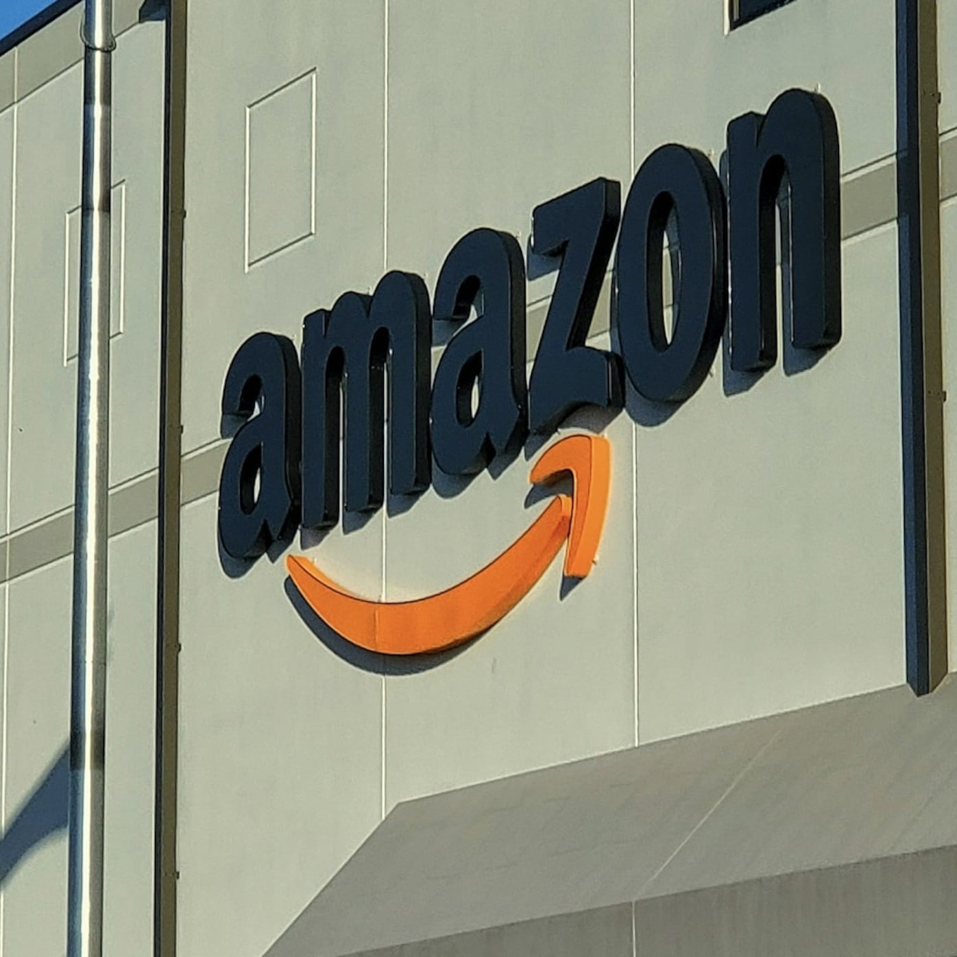 Amazon apuesta por robots en sus almacenes tras despidos masivos