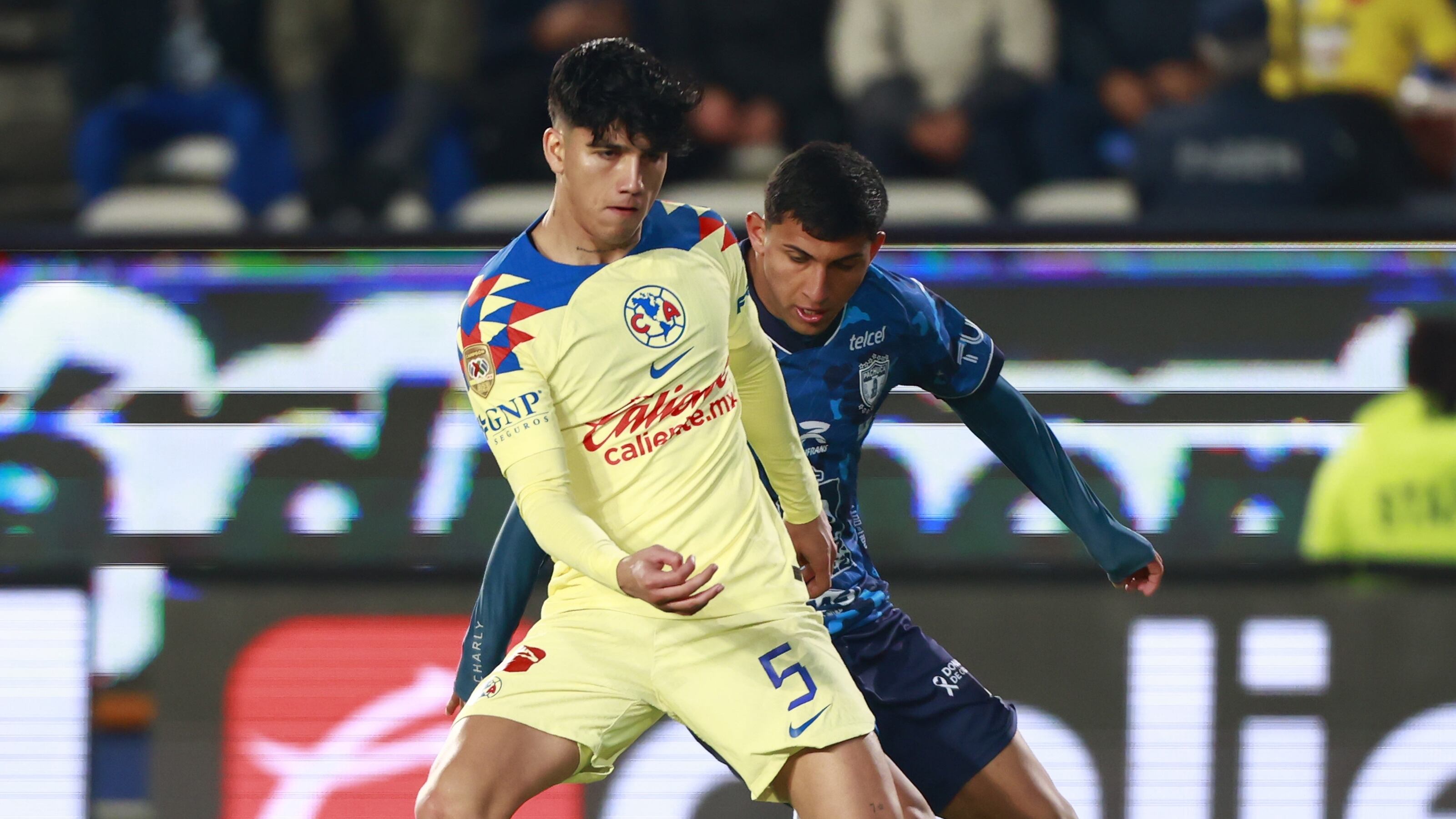 Kevin Alvarez (L) of America fights for the ball with Bryan Gonzalez (R) of Pachuca during the 7th round match between Pachuca and America as part of the Torneo Clausura 2024 Liga BBVA MX at Hidalgo Stadium on February 17, 2024 in Pachuca, Hidalgo, Mexico.
