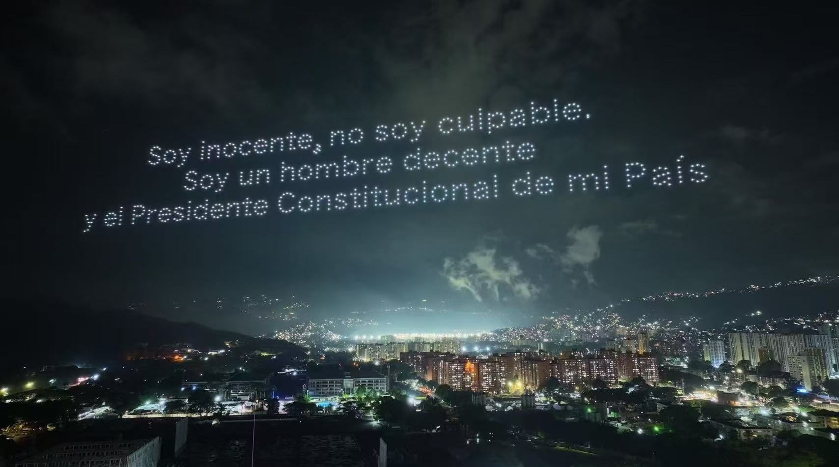 Drones iluminan el cielo de Caracas por la libertad de Maduro y Cilia Flores