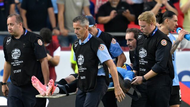 Jugador de Uruguay sale lesionado en la Copa América.