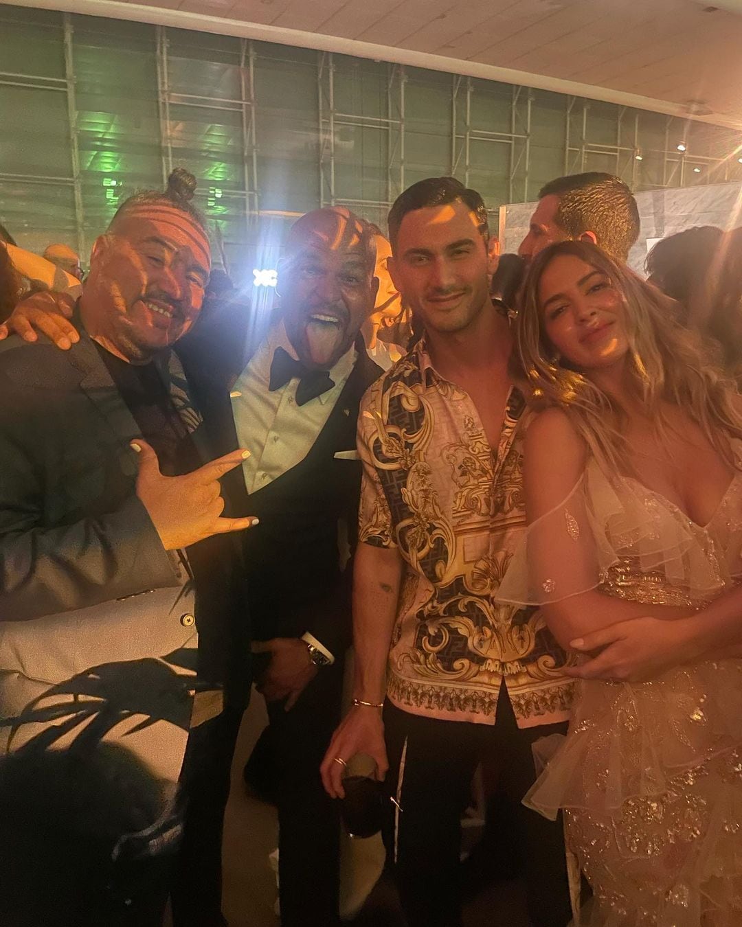 Alejandro Speitzer con Shannon de Lima en los Premios Platino.