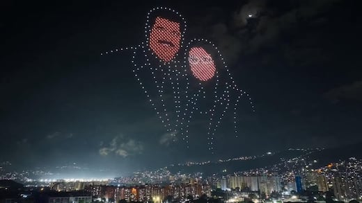 Drones iluminan el cielo de Caracas por la libertad de Maduro y Cilia Flores