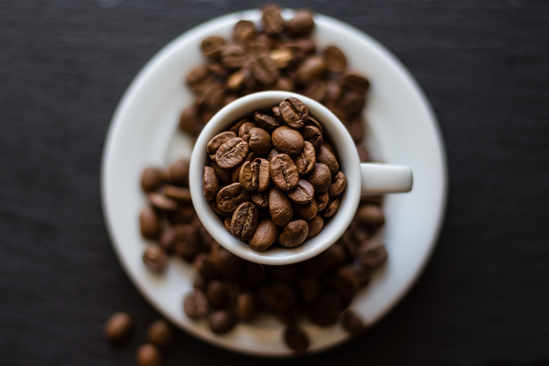 Taza con granos de café