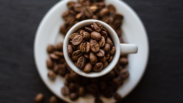Taza con granos de café