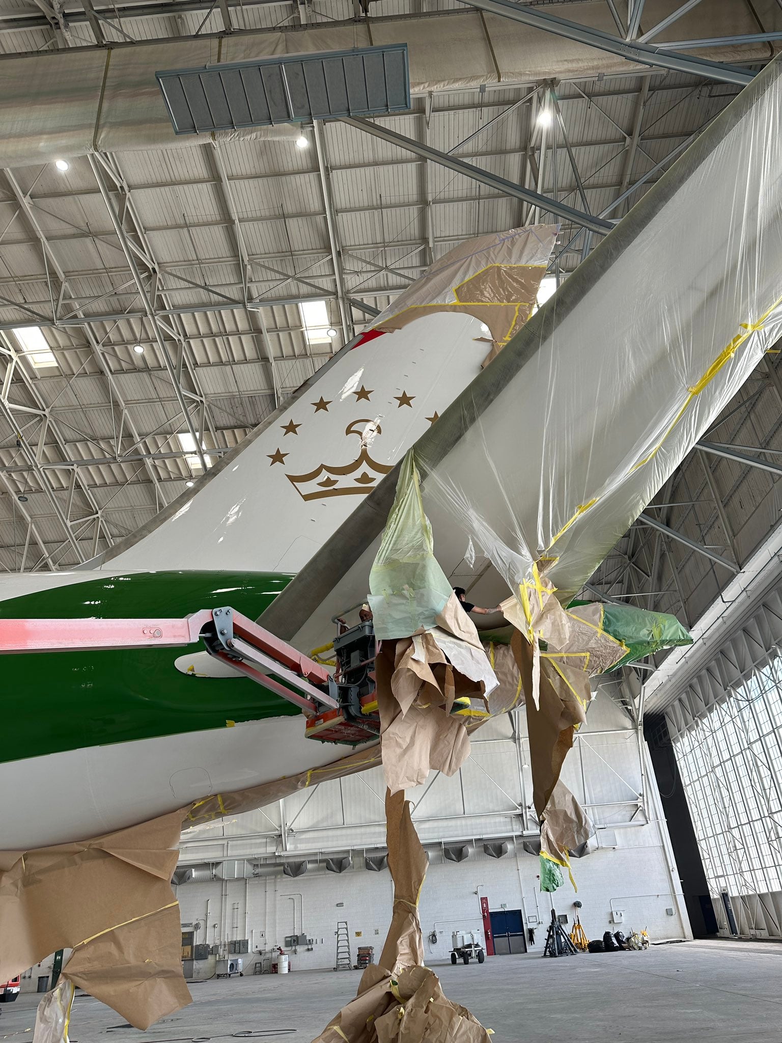 Ex avión presidencial vuela rumbo a Tayikistán con nueva imagen