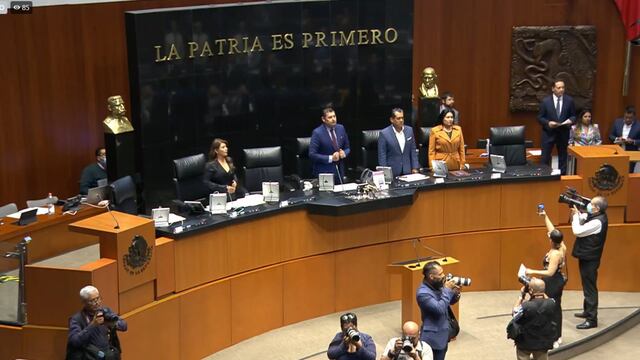 De pie, miembros de la Comisión Permanente guardan un minuto de silencio a petición de Gerardo Fernández Noroña.