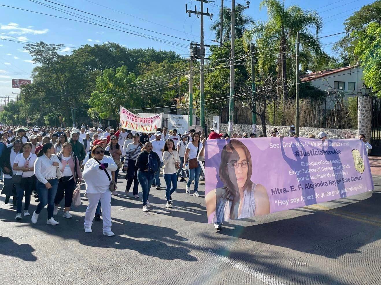 Marchan maestros por asesinato de su compañera Alejandra Soto