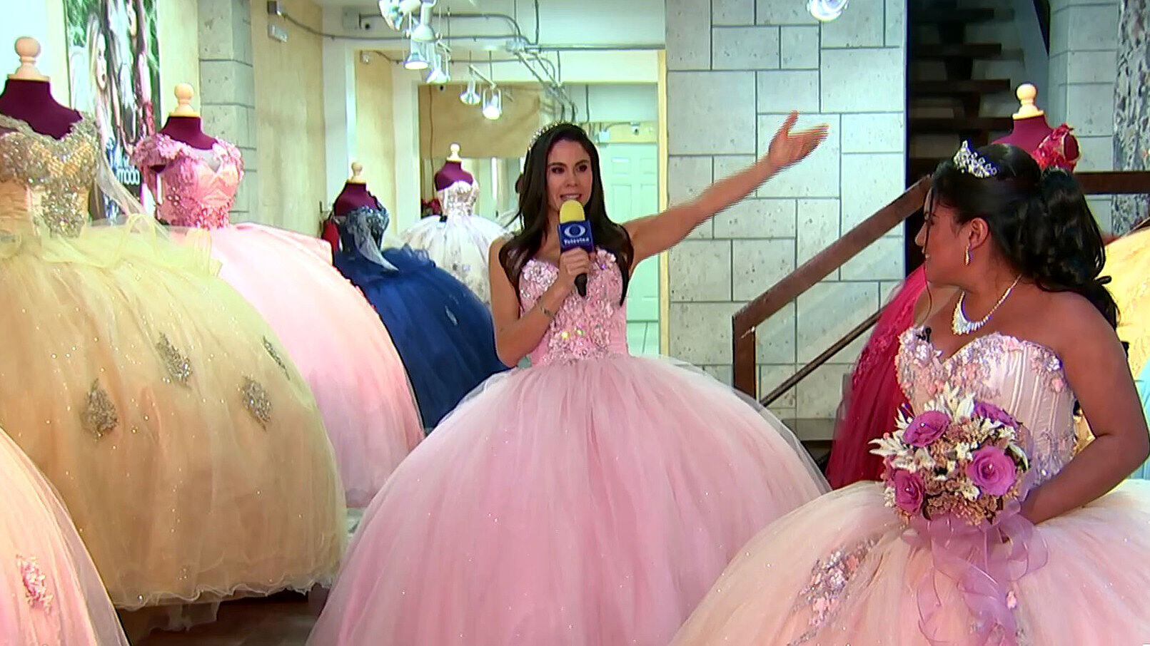 Paola Rojas luce vestido de Quinceañera por las calles del Centro Histórico