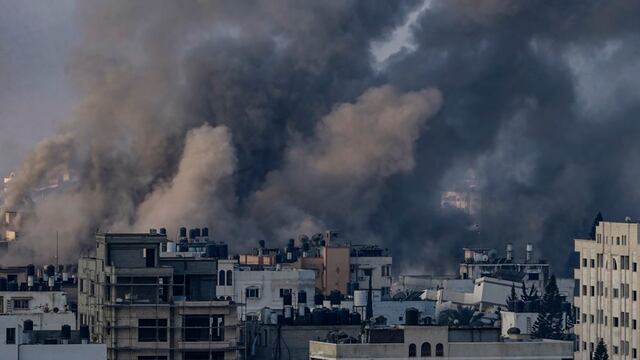 El humo se eleva tras un ataque aéreo israelí en el norte de la Franja de Gaza