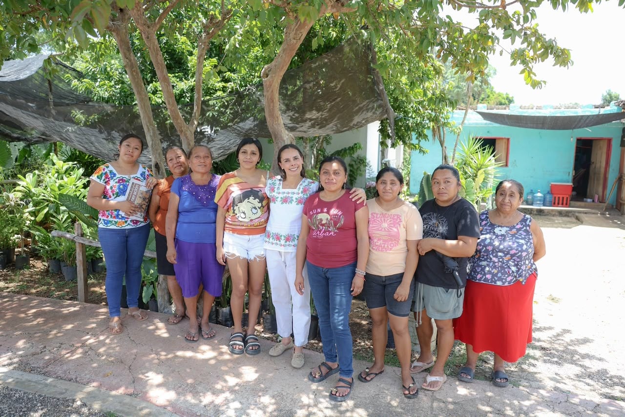 Ana Paty Peralta camina comunidades de Quintana Roo y reconoce a productores de Lázaro Cárdenas.