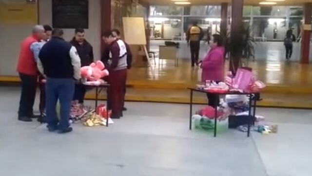 Los maestros decomisaron peluches, chocolates, tarjetas y dulces.