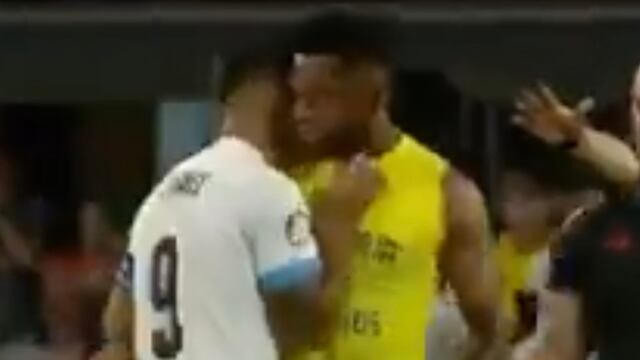 Luis Suárez intentó morder a Miguel Borja.