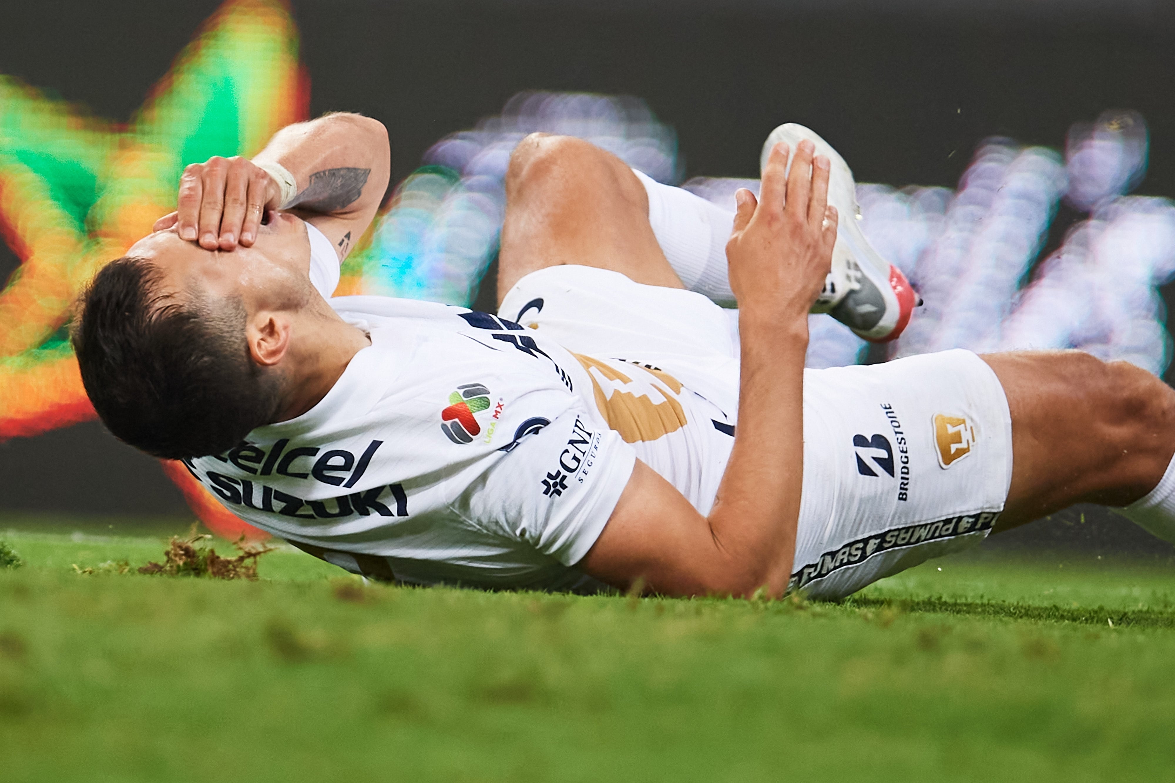 Juan Ignacio Dinenno de Pumas, se queja de un contacto en la nariz.