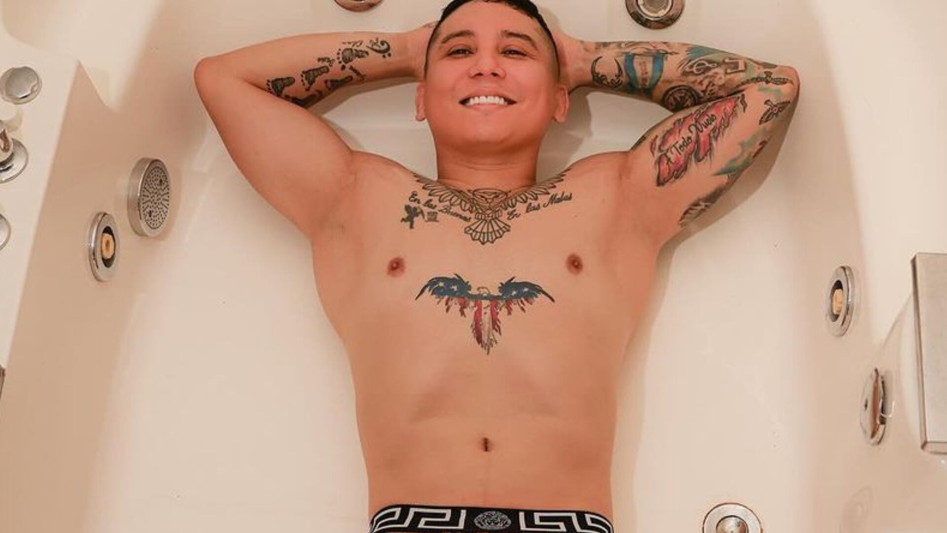 FOTO: Edwin Luna en bóxer y desde la tina presume cuerpazo y revela de qué está enfermo