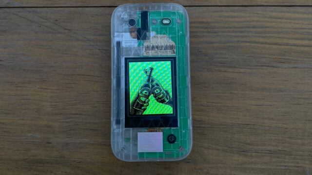 Así es el celular sin internet que Heineken trajo a México