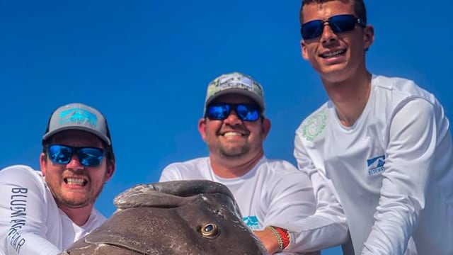 Jason Boyll atrapó a un pez mero de 50 años de edad