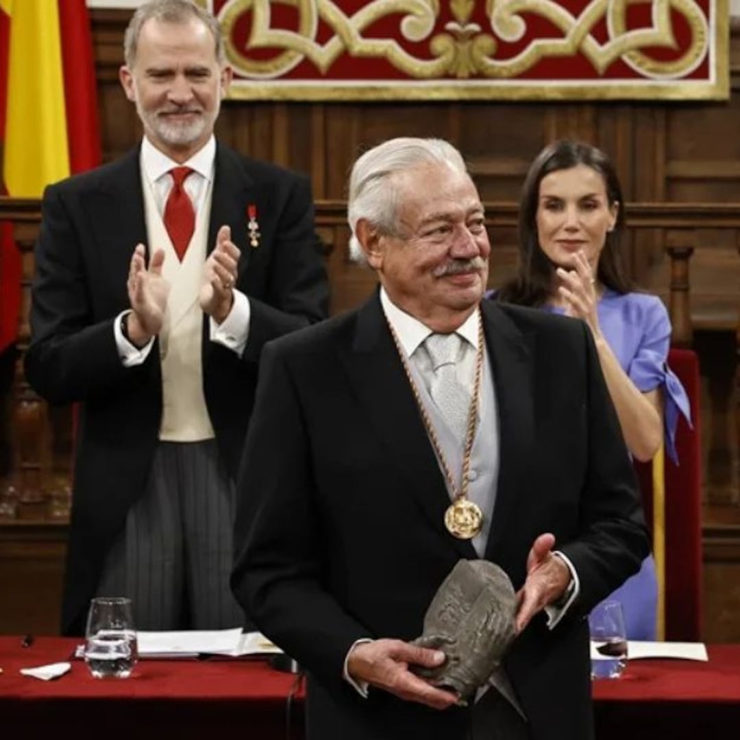 Gonzalo Celorio recibe el Premio Cervantes de manos de Felipe VI