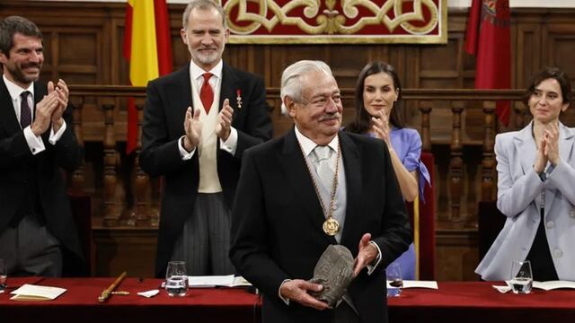 Gonzalo Celorio recibe el Premio Cervantes de manos de Felipe VI