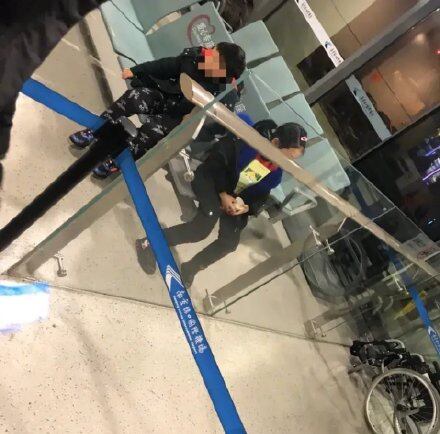 Los niños en el aeropuerto luego de ser abandonados por sus padres