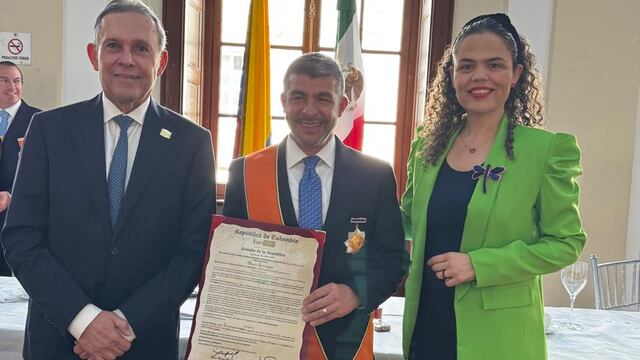 Mauricio Tabe recibe condecoración del Senado de Colombia