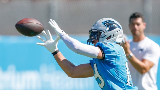 ¡No es broma! Equipo de la NFL firma a un receptor que tiene 6 dedos.