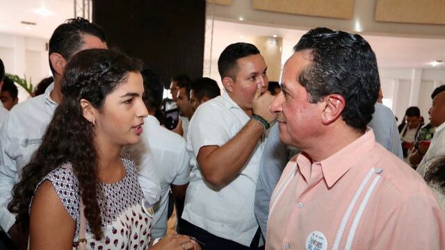 Carlos Joaquín González, gobernador de Quintana Roo, distinguió a 13 personas y otorgó tres menciones honoríficas.