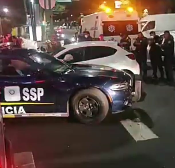 Choque de patrulla y automóvil en Eje Central