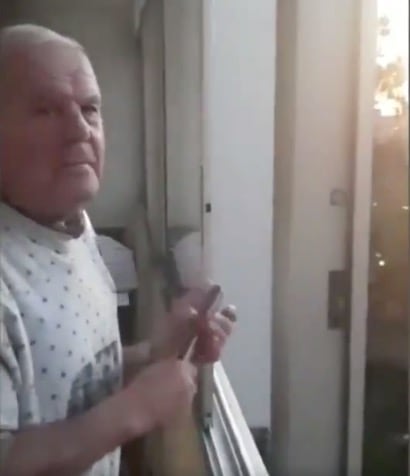El abuelo terminando el concierto.