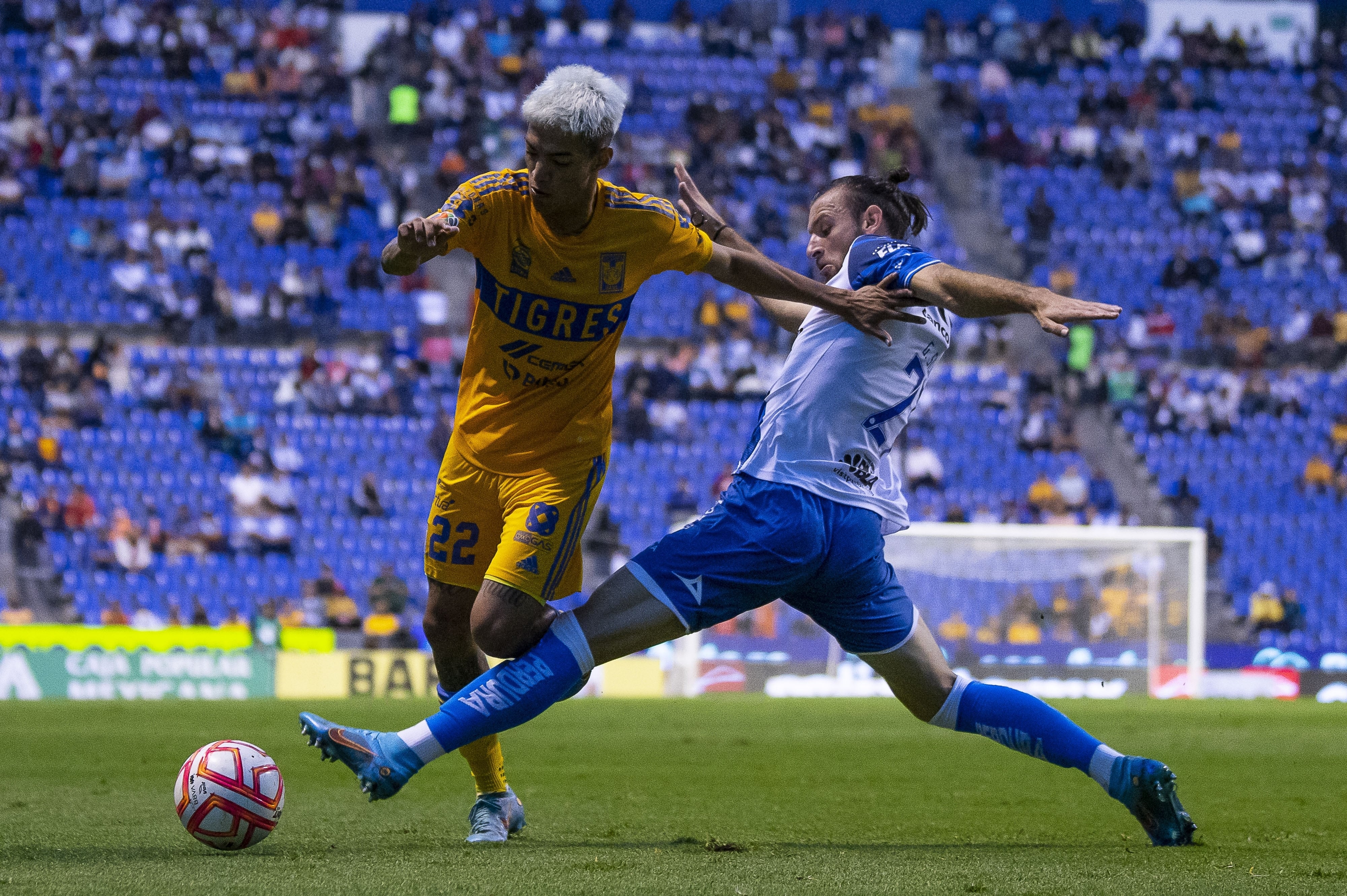 Club Tigres vs Club Puebla.