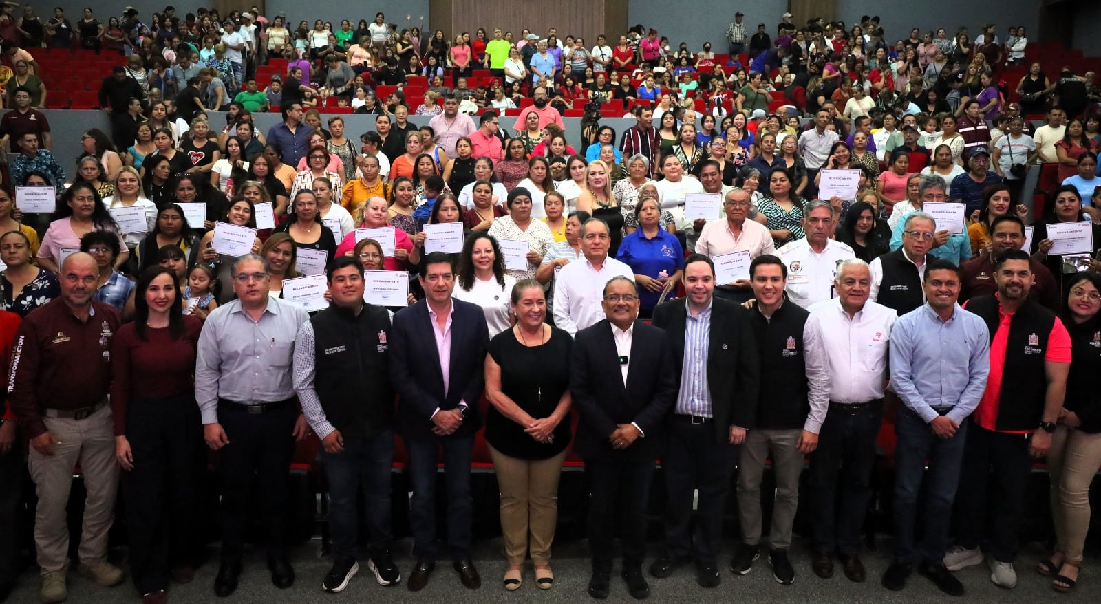Andrés Mijes impulsa la paz social en Escobedo con la graduación de 340 ciudadanos.