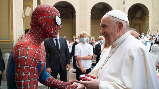 Encuentro entre Spiderman y el Papa Francisco