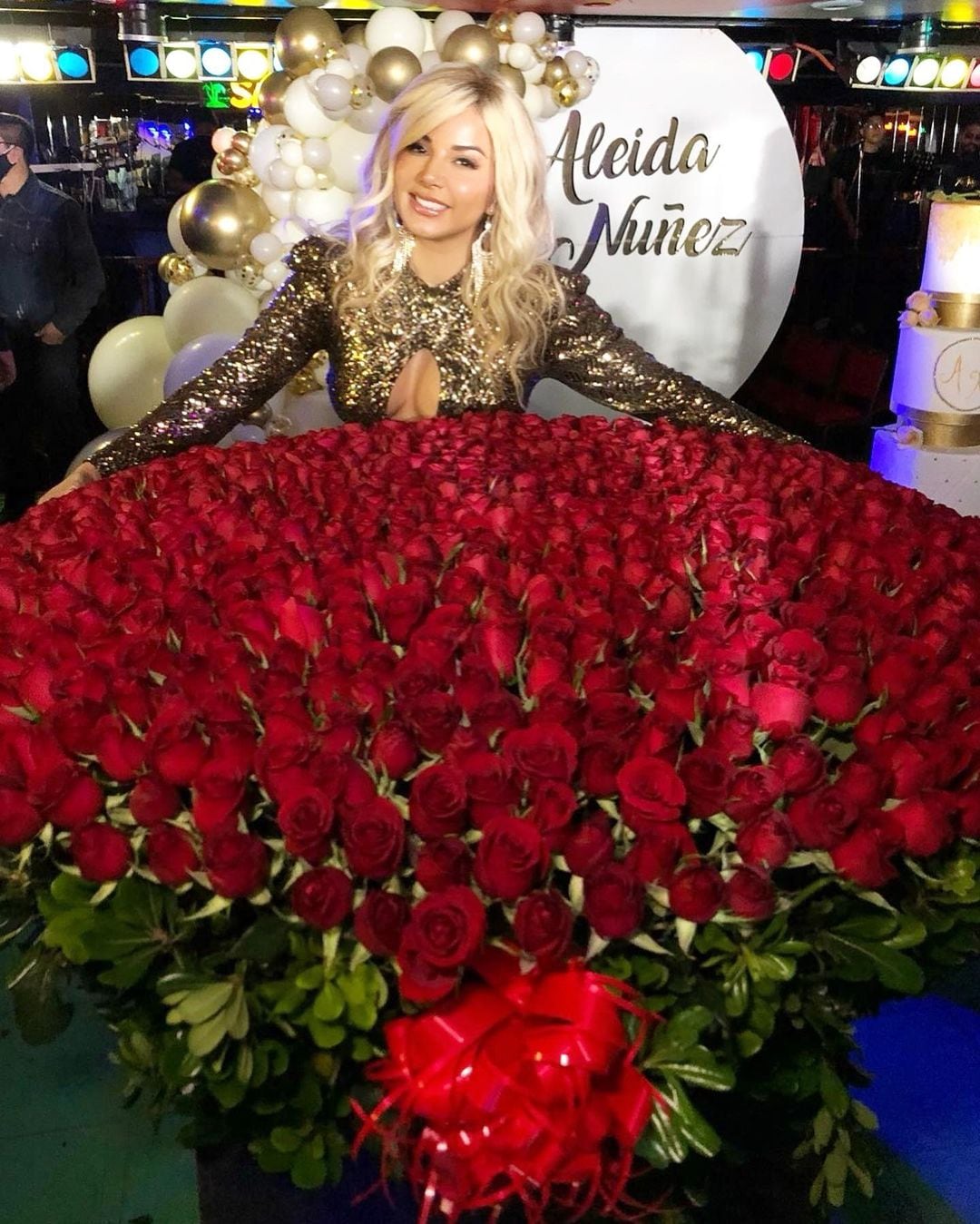 Aleida Múñez presumio el enorme ramo de rosas rojas que le envió el empresario Bubba Saulsbury, su ‘suggar daddy” multimillonario.
