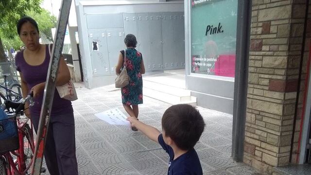 Simón salió a las calles a repartir sus volantes