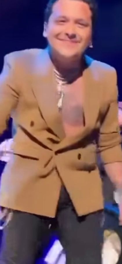 Christian Nodal se cubrió tatuaje de ojos de Belinda en el pecho