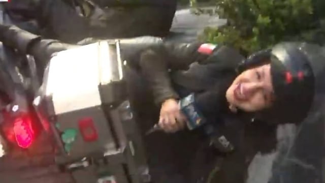Reporteros de TV Azteca se caen en vivo
