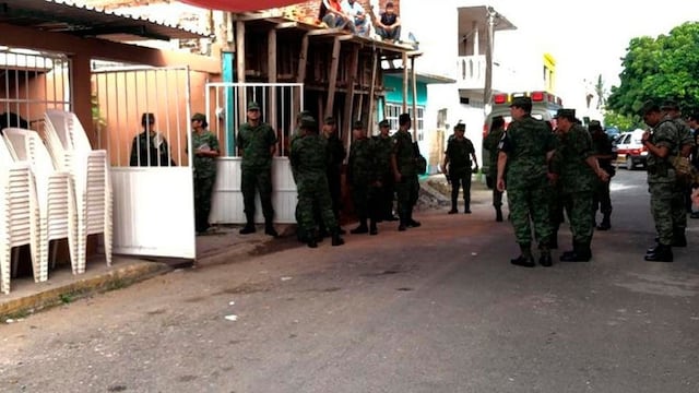 El funeral es resguardado por militares.