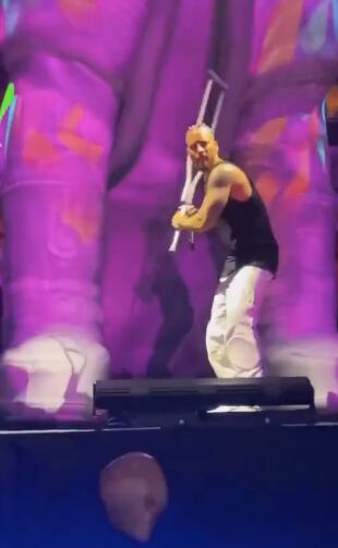 Arrojan muleta a Maluma