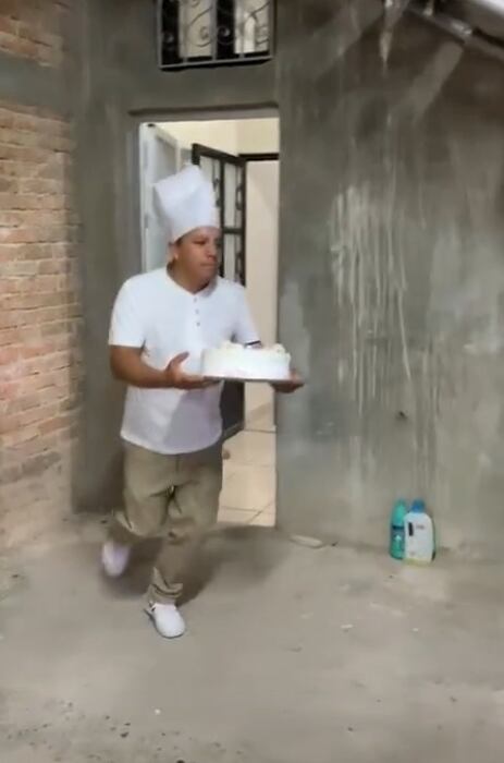 Se cae con todo y el pastel de cumpleaños