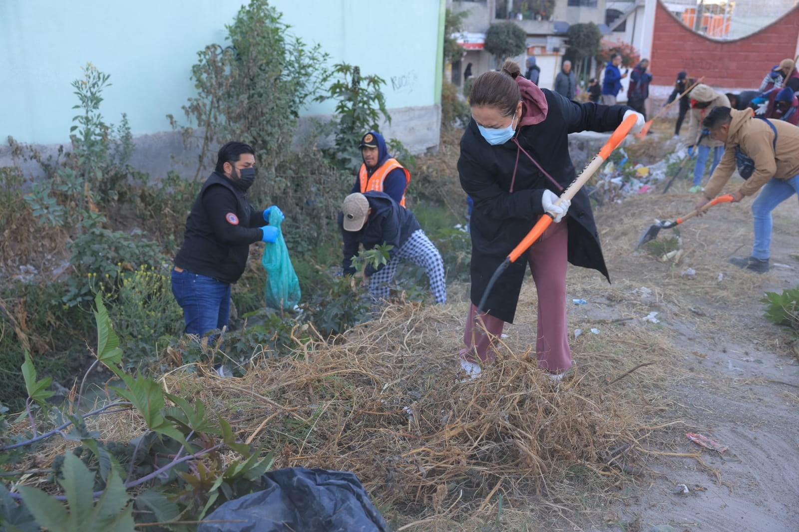 Ecatepec retira toneladas de basura en barranca de Ciudad Cuauhtémoc