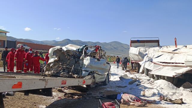 Bomberos y policías rescatan a las víctimas de un accidente entre un camión de carga y un autobús de pasajeros este jueves en Oruro (Bolivia).