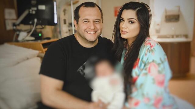 Carolyn Adams y su esposo José Ramón López Beltrán, hijo de AMLO, presumen a su nuevo bebé