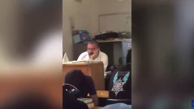 Maestro viendo lencería.