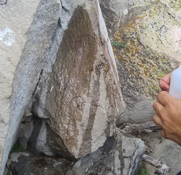 Sorprenden a turista rayando el monolito de Peña de Bernal; dijo ser “ciudadana americana”